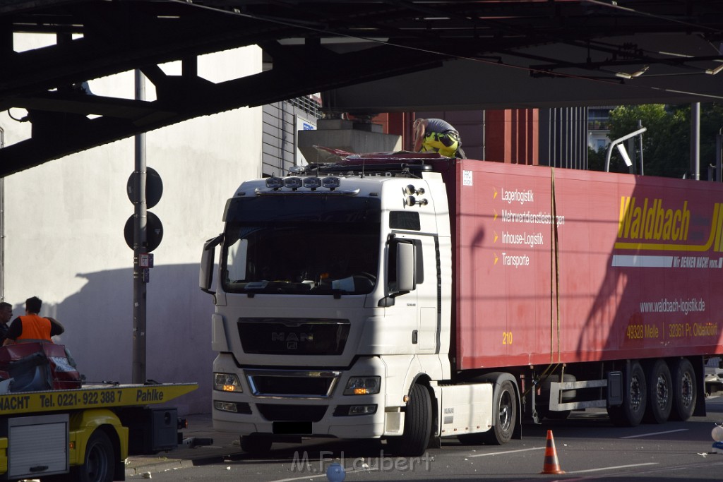 LKW blieb unter Bruecke haengen Koeln Deutz Opladenerstr Deutz Muelheimerstr P160.JPG - Miklos Laubert